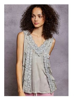 POL Dove Grey Floral Appliqué Boho Cut Out V-Neck Tank Top M
